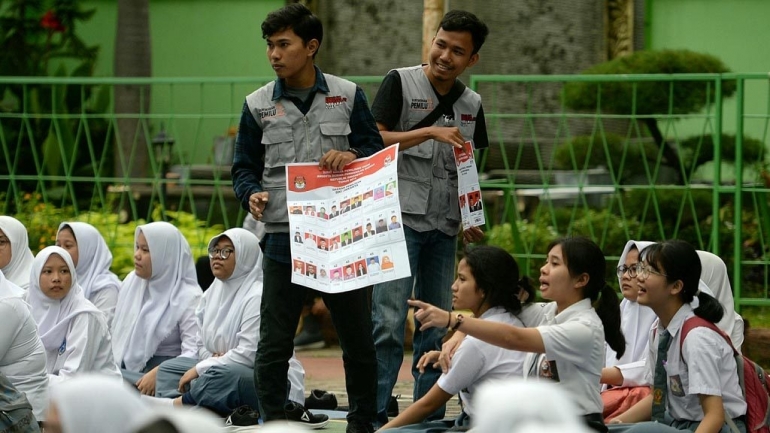 Relawan Demokrasi KPU Jakarta Pusat mengadakan sosialisasi kepada pemilih pemula terkait Pemilu 2019 di SMA Negeri 4 Jakarta, Jumat (15/2/2019). | KOMPAS/Wawan H Prabowo