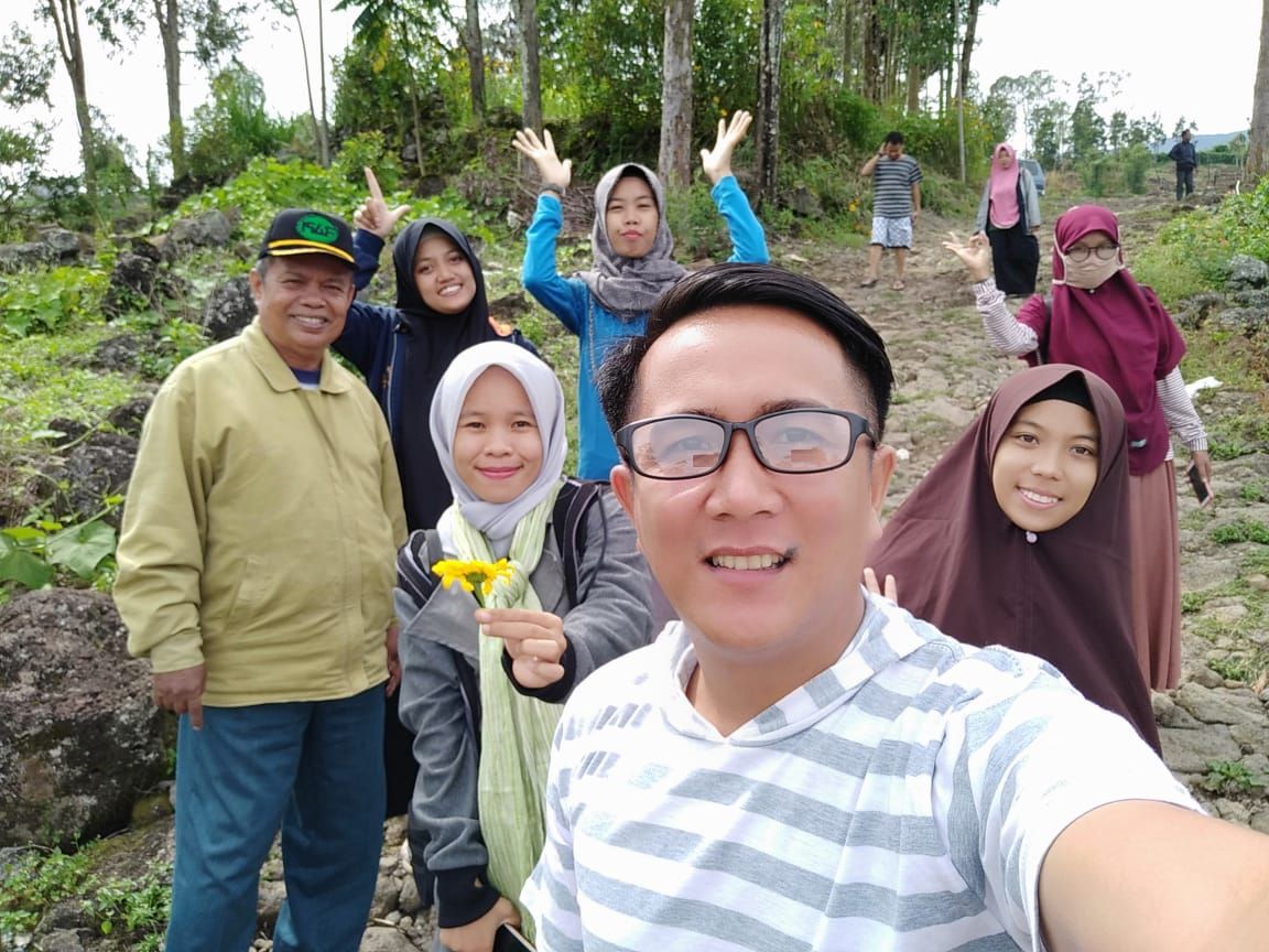 Jalan menuju Hutan Pinus Rombeng