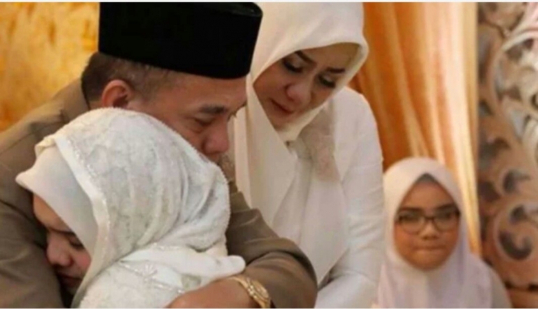 Gubernur Aceh Irwandi Yusuf memeluk anaknya dan bersama keluarga tercinta (viva.co.id)