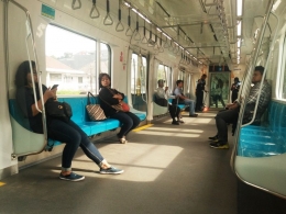MRT Jakarta di jam berangkat kerja, masih sepi (foto by widikurniawan)
