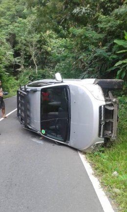 Sebuah kendaraan jenis minibus Daihatsu Terios terbalik dipinggir jalan, tepatnya di Kampung Cisarakan Desa Loji, Kecamatan Simpenan, Kabupaten Sukabumi Dokfri