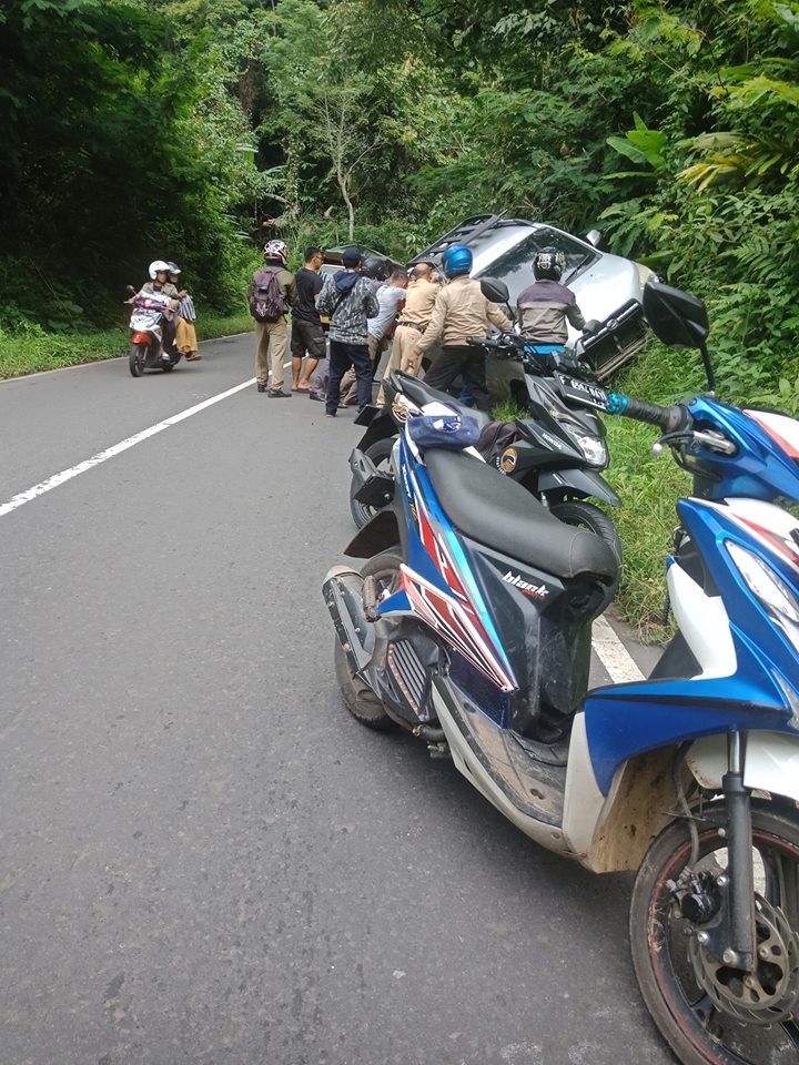 Sebuah kendaraan jenis minibus Daihatsu Terios terbalik dipinggir jalan, tepatnya di Kampung Cisarakan Desa Loji, Kecamatan Simpenan, Kabupaten Sukabumi. dokpri