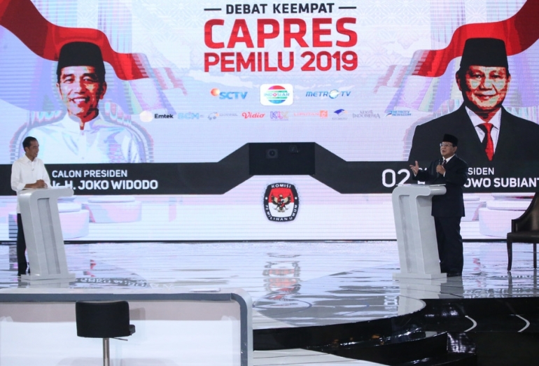 Calon presiden no urut 01 Joko Widodo (kiri) dan Calon presiden no urut 02 Prabowo Subianto pada Debat Keempat Calon Presiden Pemilu 2019 di Jakarta, Sabtu (30/3/2019). | KOMPAS.COM/Kristianto Purnomo 