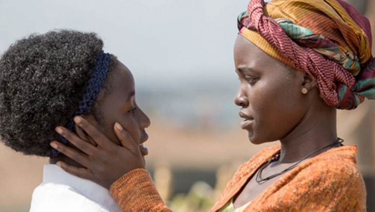 Phiona Mutesi (Madina Nalwanga) dan Harriet (Lupita Nyong'o) dalam film Queen of Katwe (2016) | Sumber gambar: IndieWire