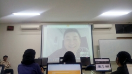 Suasana panggilan video bersama Pengelola Kamajaya Scholarship Hadi Santono. (Foto: Satriyo Wicaksono) 