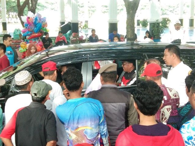 Warga masih menyerbu NA yang berada di atas mobilnya dan siap meninggalkan Pantai Seruni Bantaeng.