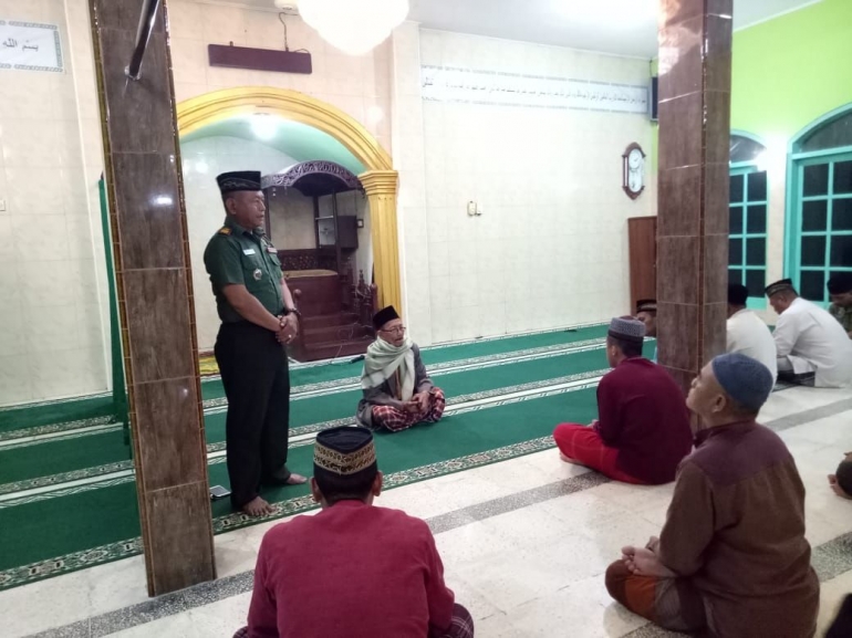 Danramil 0815/11 Pungging Kapten Arh Aris Tiyono Saat Safari Shalat Tahajd Di Masjid Al-Muttaqin
