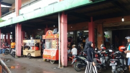 Selain belanja bahan pangan segar, pembeli pun bisa berwisata kuliner di pasar rakyat (Dokpri)