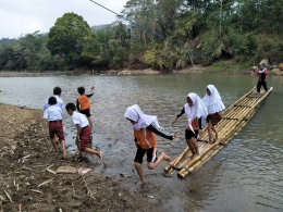pelajar, warga melakukan aktifitas membawa hasil Pertanian, maupun mendatangi Pasilitas Kesehatan menggunakan akses sebuah rakit sebagai sarana untuk melintasi Sungai Cikaso setiap harinya // dokpri