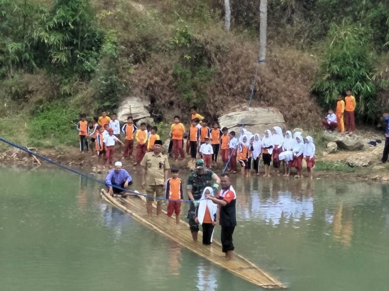 pelajar, warga melakukan aktifitas membawa hasil Pertanian, maupun mendatangi Pasilitas Kesehatan menggunakan akses sebuah rakit sebagai sarana untuk melintasi Sungai Cikaso setiap harinya // dokpri