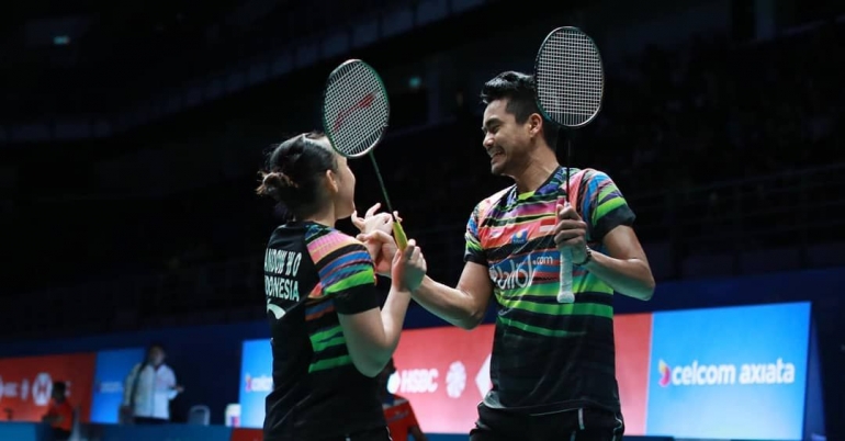 Tontowi Ahmad dan Winny Oktavina Kandow usai meraih kemenangan atas Hafiz Faizal dan Gloria Emanuelle Widjaja (sumber: www.badmintonindonesia.org)