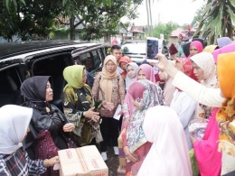 Ketua YKI membagikan dispenser untuk mengoptimalkan penggunaan air minuman yang lebih sehat saat berkegiatan.