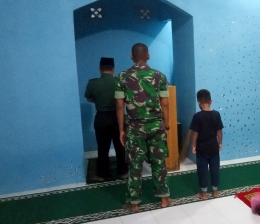 Danramil 07/Kembangan Kapten Inf. Misin memimpin sholat maghrib berjamaah