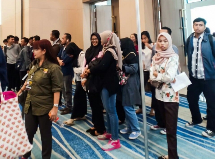 Para pencari kerja yang sedang mengikuti Job Fair yang diselenggarakan oleh Kemnaker di salah satu tempat pertemuan ternama di Bekasi pada Kamis, 04 April 2019 (dokumentasi pribadi).