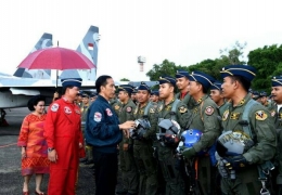 Presiden Jokowi didampingi Panglima TNI Marsekal Hadi Tjahjanto saat meninjau persiapan HUT TNI AU ke 71 di Lanud Halim, bertemu dengan para penerbang sukhoi (Foto: Kantor Staf Presiden - @KSPgoid)