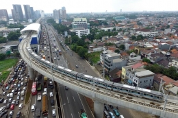 Kereta Mass Rapid Transit (MRT) melintas di Kawasan Fatmawati, Jakarta Selatan, tampak dari foto udara, Rabu (30/1/2019).  Warta Kota/Angga Bhagya Nugraha