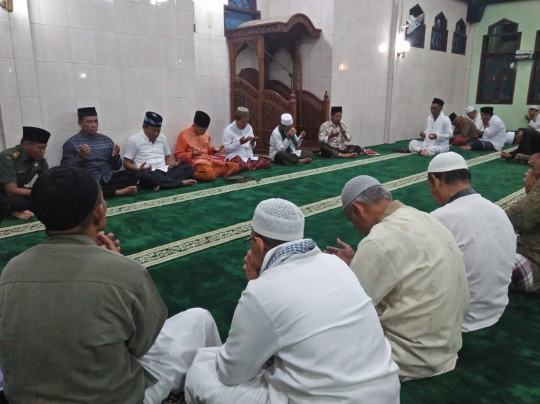 Suasana Do'a Bersama Di Masjid Ar-Roudloh Komplek Gedung IPHI Kabupaten Mojokerto (Dokpri)