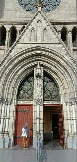 Pintu bagian depan Gereja Katedral Jakarta