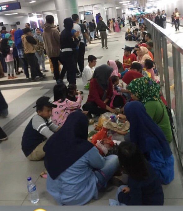makan dan duduk di stasiun MRT yang tidak sesuai tempat dilarang