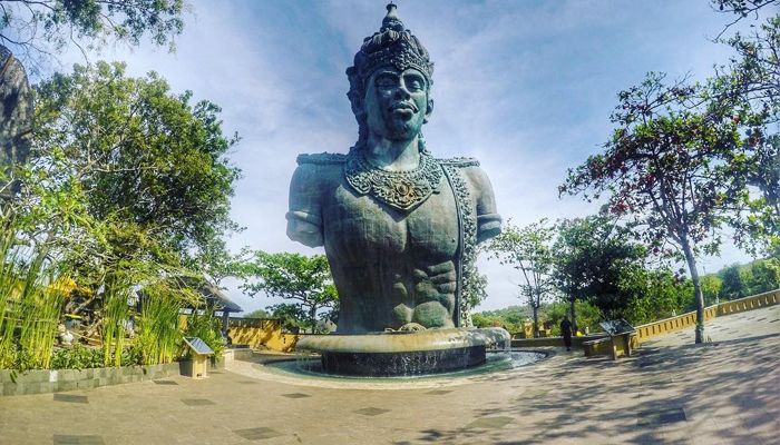 Patung Garuda Wisnu Kencana (Pakettourbali.net)