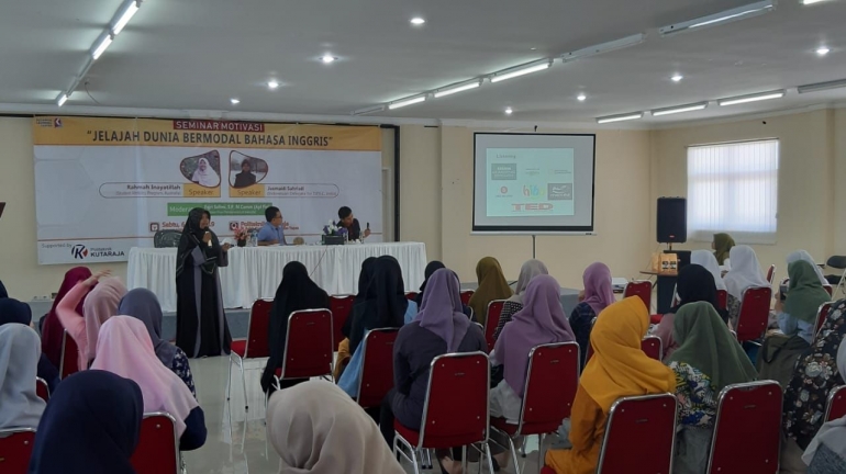 Rahmah Inayatillah sedang berbagi pengalaman kepada para peserta seminar motivasi di auditorium Politeknik Kutaraja, Sabtu (6/4) | Safrizal 