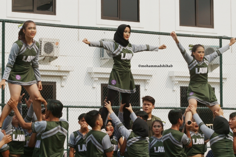 Hijab bukan menjadi halangan bagi mahasiswa ini untuk tampil atraktif di depan audiens.
