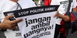 Kelompok gabungan dari Panwaslu dan lembaga swadaya masyarakat, menyatakan menolak prkatik politik uang dalam pelaksanaan Pemilukada DKI Jakarta, pada aksi di Bundaran Hotel Indonesia, Jakarta, Minggu (24/6/2012). Baik memberi atau menerima uang dalam pelaksanaan kampanye pemilukada dianggap sebagai praktik korupsi. (KOMPAS/LASTI KURNIA)