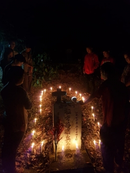 Doa bersama di kuburan (dok. pribadi)