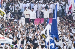 Pasangan capres-cawapres nomor urut 02 Prabowo Subianto (kiri) dan Sandiaga Uno (kanan) menyapa pendukungnya saat kampanye akbar di Stadion Utama Gelora Bung Karno, Jakarta, Minggu (7/4/2019). (ANTARA FOTO/HAFIDZ MUBARAK A)