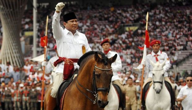 Ketua Dewan Pembina Partai Gerakan Indonesia Raya (Gerindra) Prabowo Subianto, mengangkat kedua tangannya diatas kuda menyapa para kader dan simaptisan saat hut ke 6 dan kampanye akbar Partai Gerindra di Gelora Bung Karno, Jakarta (23/03). TEMPO/Dasril Roszandi