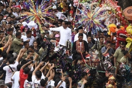 Calon Presiden dan Calon Wakil Presiden nomor urut 01 Joko Widodo dan Maruf Amin menyapa masyarakat Tangerang saat Karnaval Indonesia Satu di Banten, Minggu (7/4/2019).(ANTARA FOTO/PUSPA PERWITASARI)