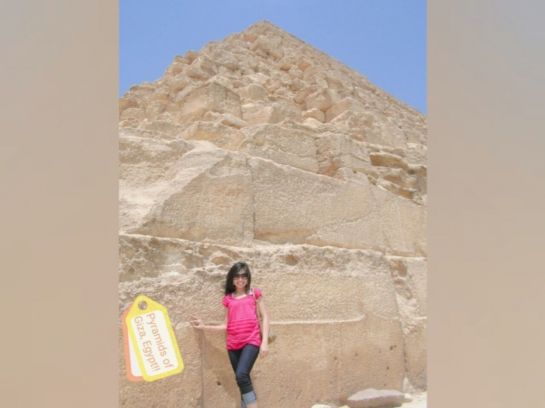 Akhirnya saya dapat memegang dan mengagumi kemegahan Piramida Giza di Mesir. Sesuatu yang dulu hanya bisa saya lihat gambar-gambarnya di buku-buku pelajaran Sejarah (foto : dok. Derby Asmaningrum)