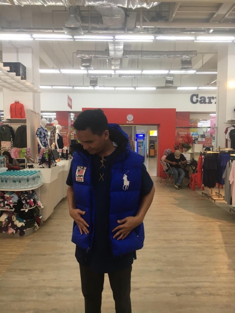Memadukan Gamis dengan Down Vest Hoodie