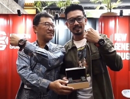 Deskripsi : Denny Sumargo terlihat bangga menggunakan G-Shock X Carbon I Sumber Foto : dokpri