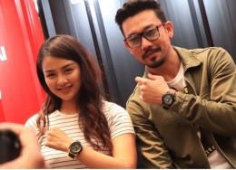 Deskripsi : pemanah nasional, Dellie Threesyadinda & Denny Sumargo memperlihatkan G-Shock X Carbon I Sumber Foto : IG Dellie