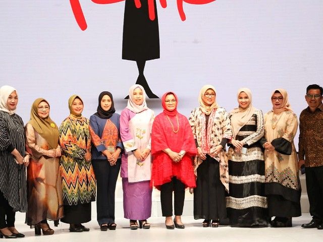 Sri Dewi Yanti (ke-5 dari kiri) dan Liestiaty F Nurdin (ke-5 dari kanan) berfoto bersama di atas stage Fashion Show FEMME 2019.