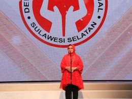 Ketua Dekranasda SulSel kenakan gaun merah (07/04/19).