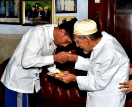 Jokowi dengan K. H. Maimoen Zubair (krjogja.com).