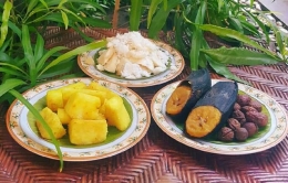 Pangan khas Indonesia: singkong goreng, pisang rebus, dan juga pisang dengan taburan kelapa (Sumber: cookpad.com)