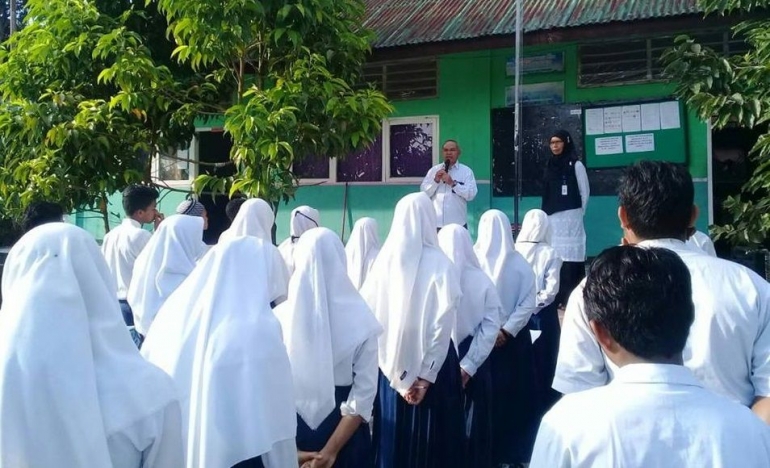 Kasi Pendis Kemenag Kabupaten Manggarai menberikan motivasi kepada peserta USBN sebelum memulai ujian, Senin (8/4/2019)