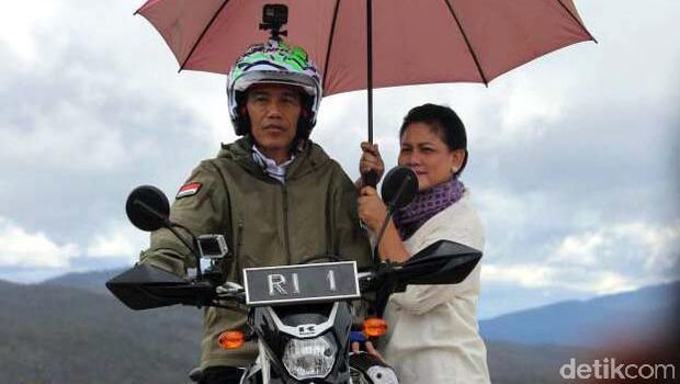 Iriana memayungi Jokowi. (Foto: dok. Detikcom)