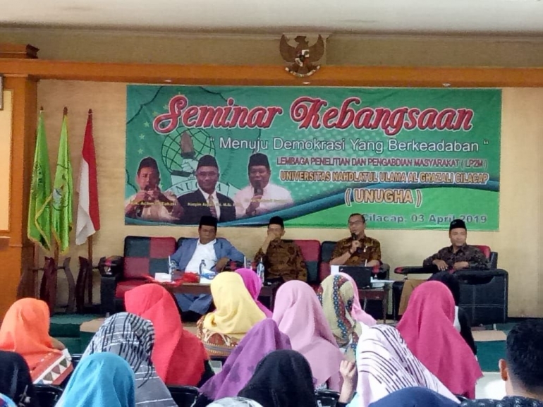 Seminar Kebangsaan Mewujudkan Demokrasi yang Beradab di Unugha Cilacap. 