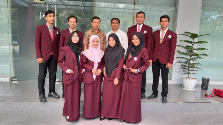 Tim debat mahasiswa Politeknik Kutaraja bersama official team melakukan foto bersama sesaat sebelum acara pembukaan. Mereka terdiri: Armand Butar butar, Sahril Akbar, Hasbi, Ajrul Amilin, sedang yang putri, Fariha Dayana, Winta Fitrati, Retno Riski Andini, dan Mauliana Safitri. Official team: Fajri Salimi, Saiful Bahgia.