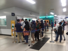 Antrian penumpang MRT di Stasiun HI (dok asita)