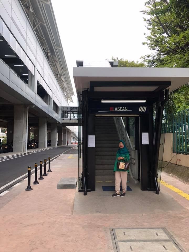 penulis di pintu masuk stasiun MRT (dok asita)