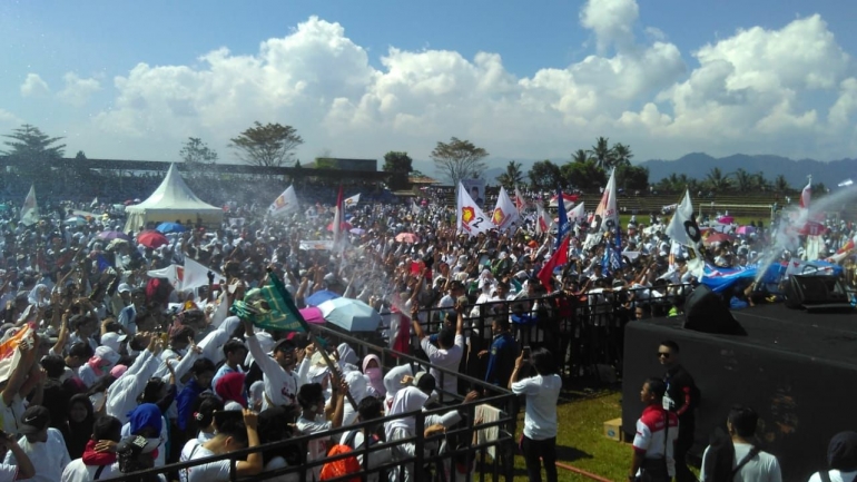 Stadion Suryakencana Kota Sukabumi menjadi lautan Putih oleh puluhan ribu pendukung pasangan Capres nomor 02 Prabowo - Sandi, Minggu [7/4/2019] // dokpri