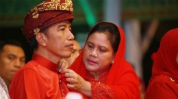 Momen Ibu Iriana merapikan kerah baju Jokowi - Twitter @lukmansaifuddin