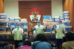 Wakil Ketua KPK Basaria Panjaitan menunjukan 84 kardus berisi uang dalam pecahan Rp50 ribu dan Rp20 ribu yang jumlahnya Rp8 miliar saat jumpa pers di Gedung KPK, Jakarta | Foto/SINDOnews/Raka Dwi N