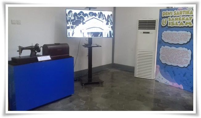 Panel pameran dilengkapi video dan benda koleksi (Dokpri)