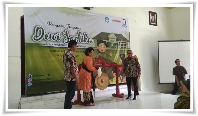 Dari kiri Pak Mardi, keluarga Dewi Sartika, dan Pak Fitra (Foto: Linda F.)
